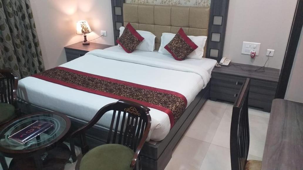Hotel Ozas Grand Варанасі Екстер'єр фото