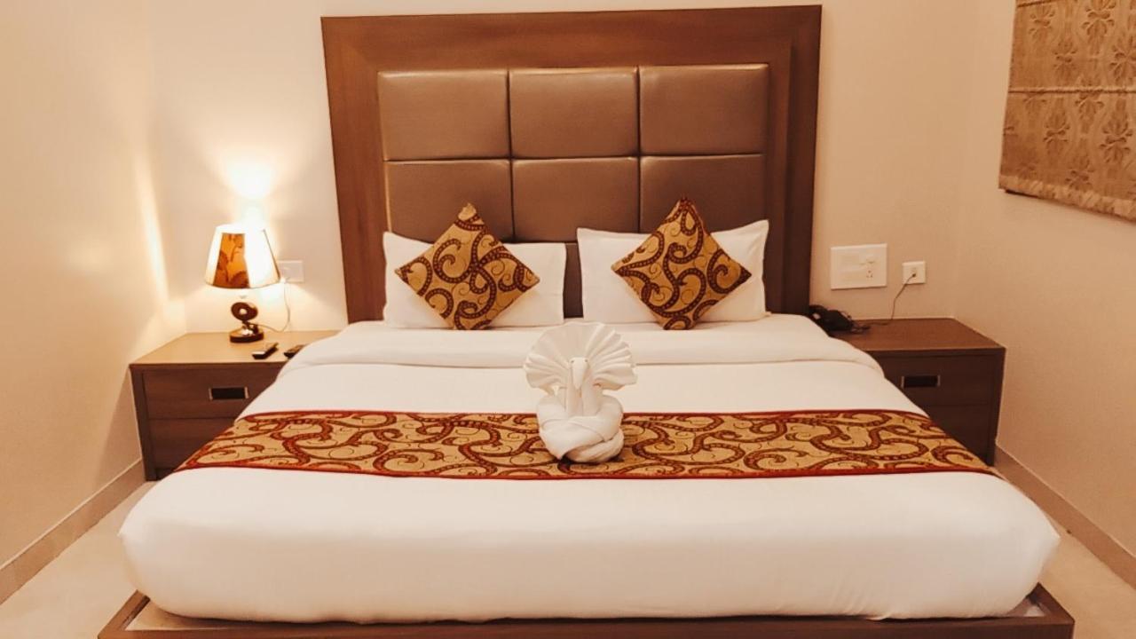 Hotel Ozas Grand Варанасі Екстер'єр фото