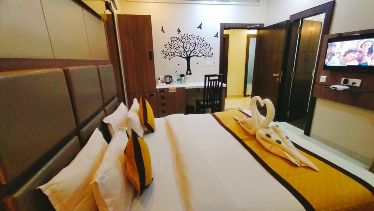 Hotel Ozas Grand Варанасі Екстер'єр фото