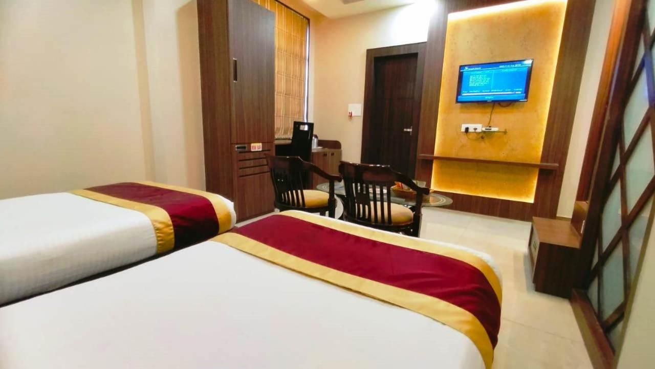 Hotel Ozas Grand Варанасі Екстер'єр фото