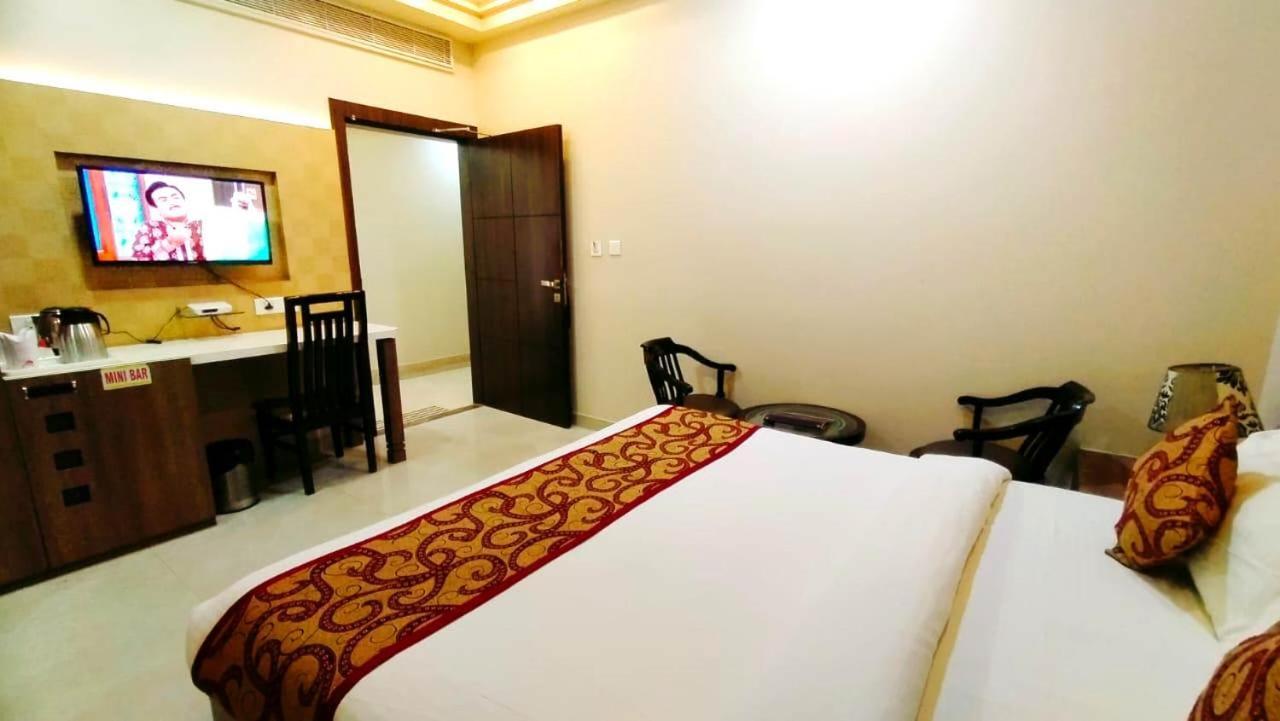 Hotel Ozas Grand Варанасі Екстер'єр фото