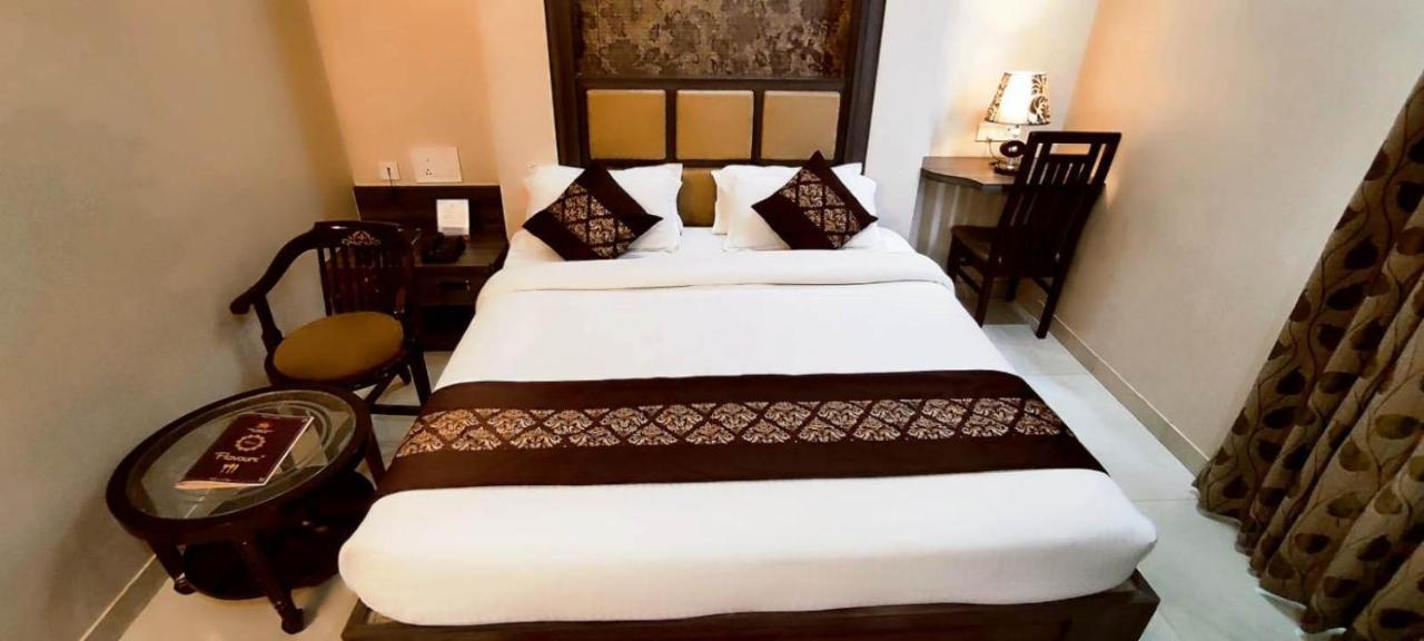 Hotel Ozas Grand Варанасі Екстер'єр фото