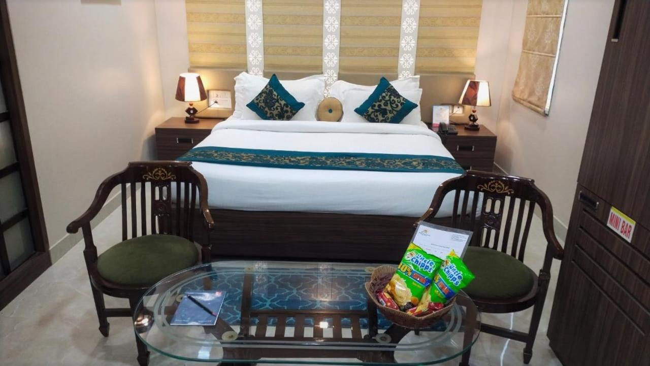 Hotel Ozas Grand Варанасі Екстер'єр фото