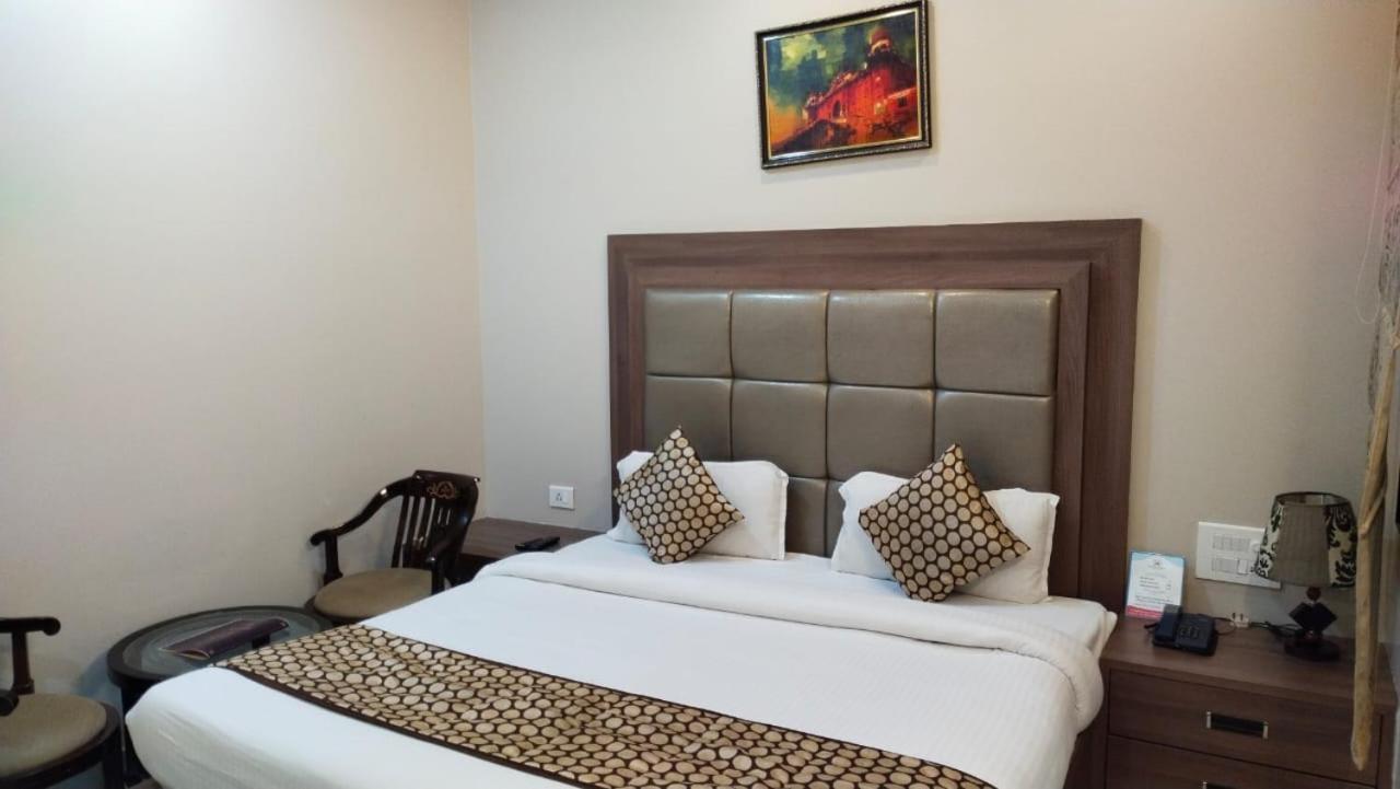 Hotel Ozas Grand Варанасі Екстер'єр фото