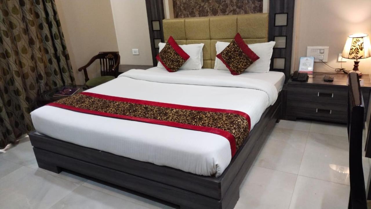 Hotel Ozas Grand Варанасі Екстер'єр фото